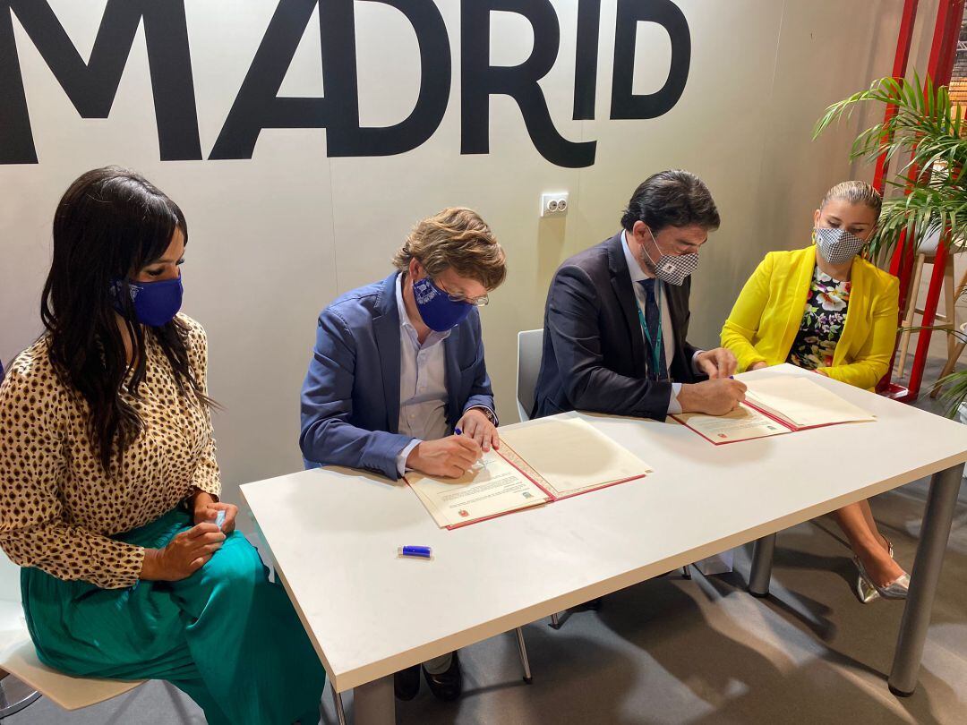 Los alcaldes populares de Madrid y Alicante, junto con las vicealcaldesas de Ciudadanos, firman el convenio en Fitur