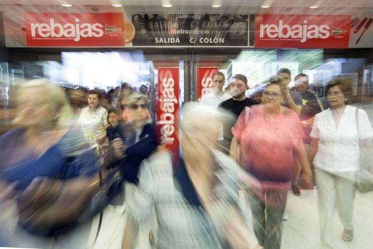 Varias personas entran en unos grandes almacenes en el primer día de las rebajas de verano.