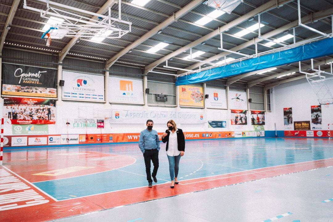 La alcaldesa de Arrecife, Ástrid Pérez, junto al concejal de Deportes Roy González en el pabellón deportivo de Titerroy.