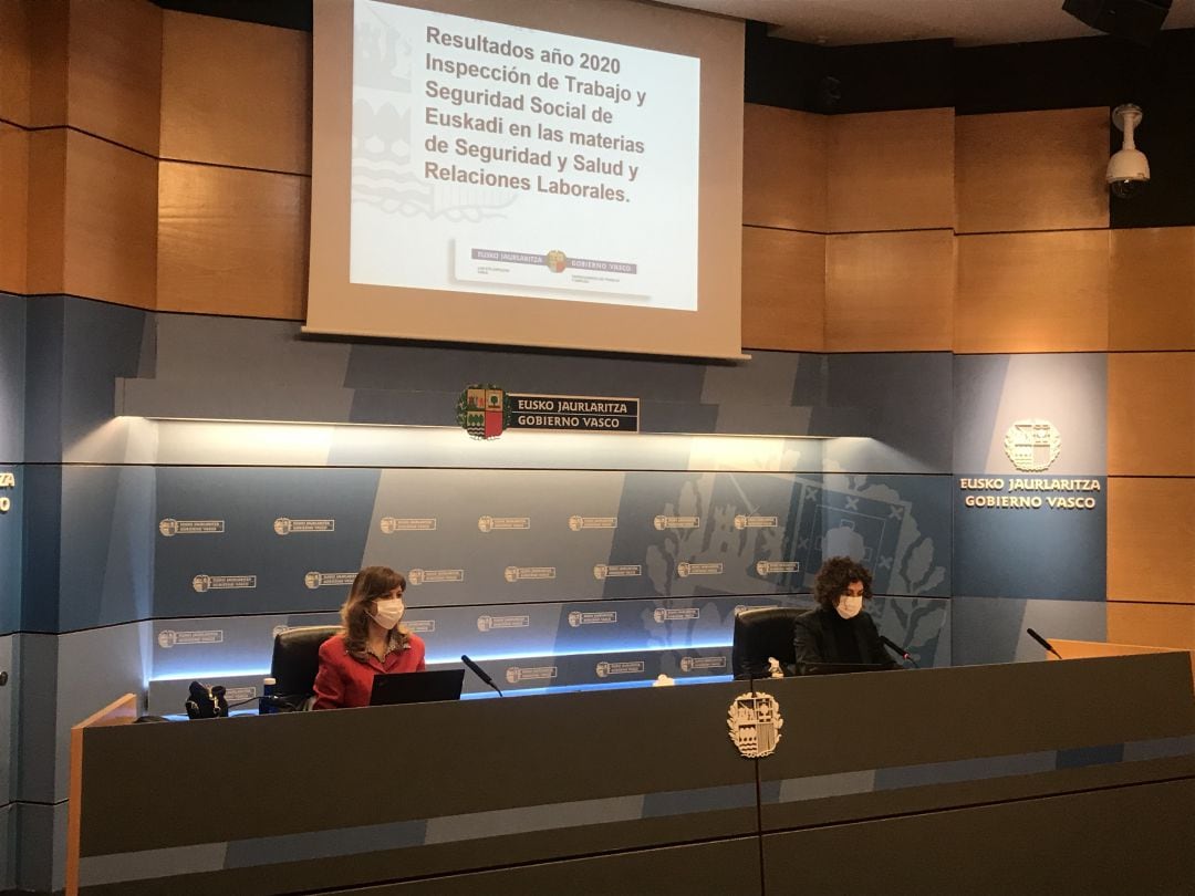 La subdirectora de inspección de trabajo Icíar Gonzales (izquierda) y la viceconsejera de Trabajo del Gobierno Vasco, Elena Pérez (derecha) presentan los resultados del año 2020
