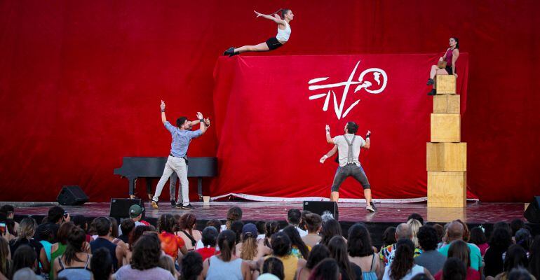 Varios artistas durante una sesión del circo de Etnosur.