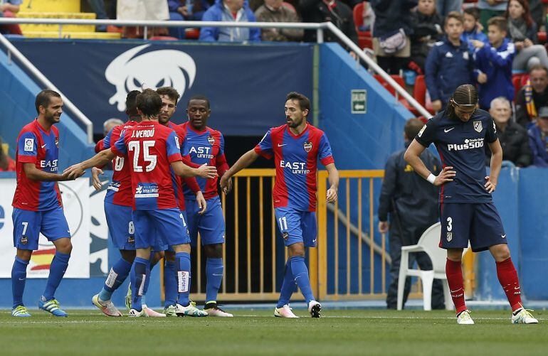 Los jugadores del Levante celebran el gol marcado al Atlético de Madrid