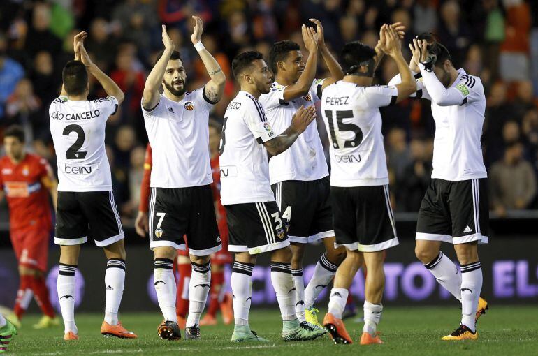 GRA301. VALENCIA, 13022016.- Los jugadores del Valencia saludan a los aficionados valencianistas, a la finalización del encuentro correspondiente a la vigésimo cuarta jornada de liga en Primera División, que han disputado esta noche frente al Espanyol en 