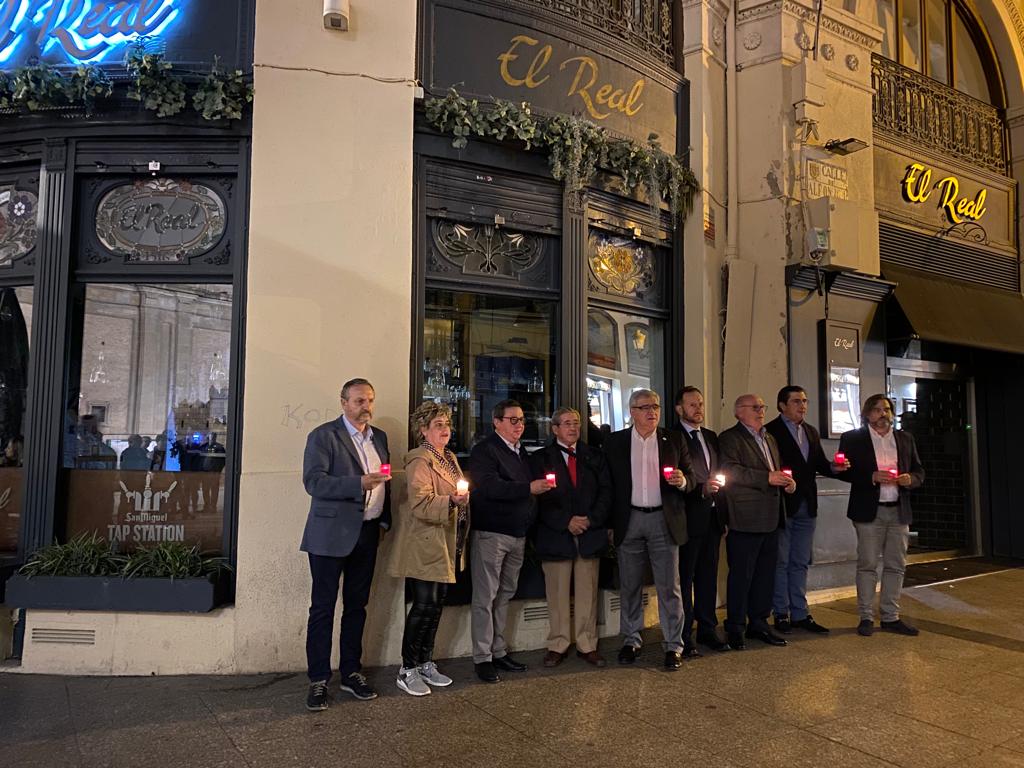 Apagón simbólico frente al café &quot;El Real&quot; de Zaragoza