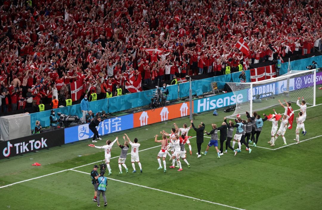 Los jugadores de Dinamarca celebran con su afición la victoria ante Rusia en la Eurocopa