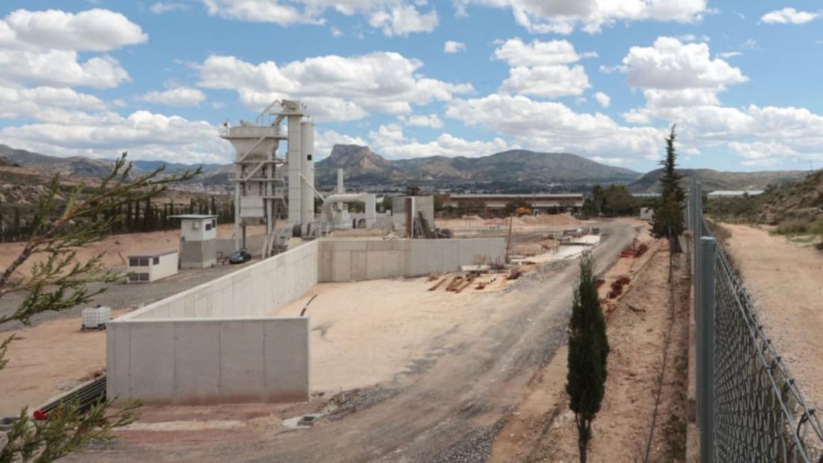 El juez archiva la denuncia contra el alcalde de Elda, Rubén Alfaro, por la planta de asfalto de Campo Alto