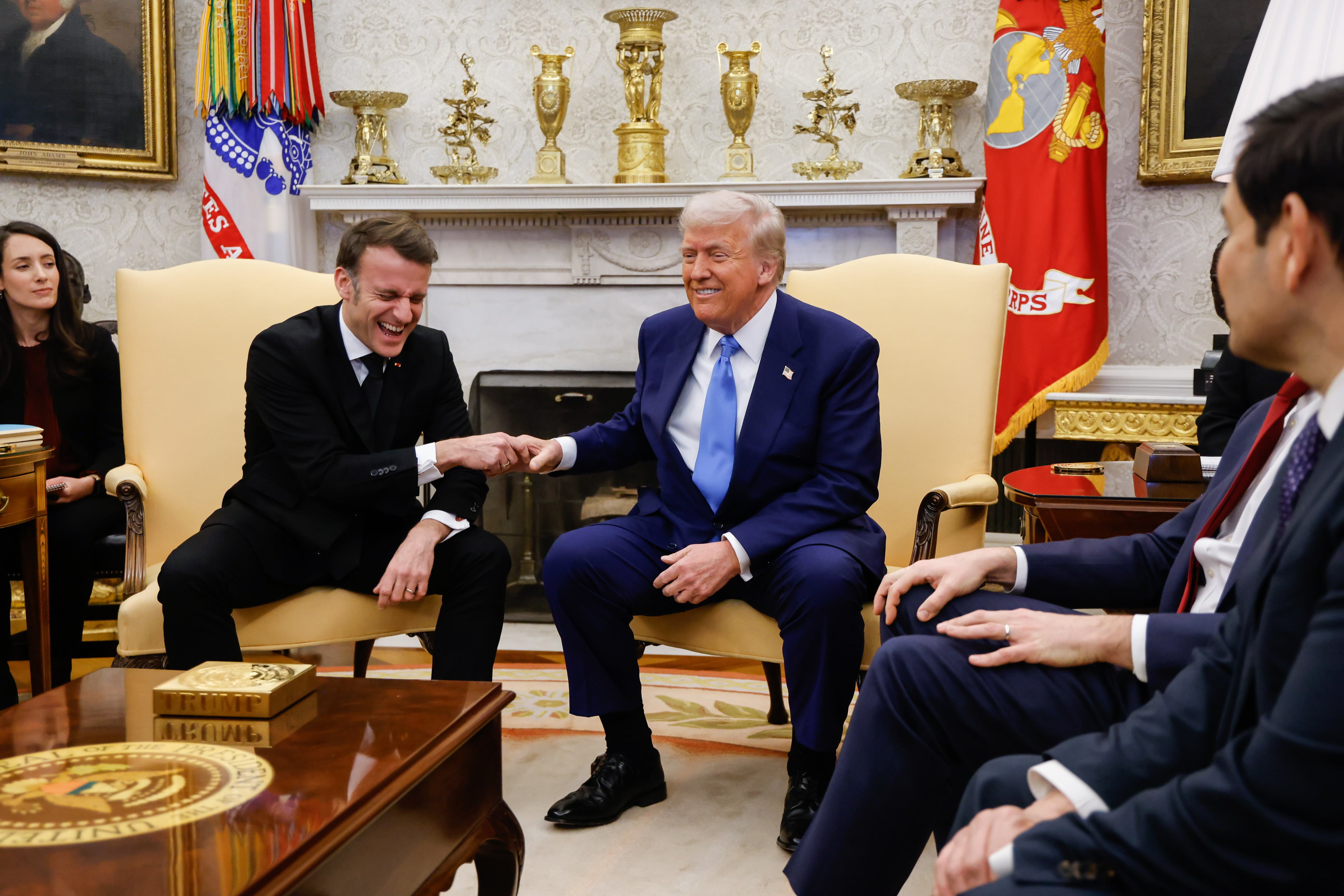 El presidente estadounidense, Donald Trump, recibiendo a su homólogo francés, Emmanuel Macron, en el despacho oval