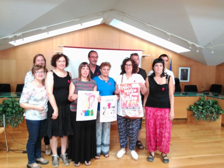 Integrantes de la comisión de igualdad del Ayuntamiento de Tafalla que han participado en la elaboración de la campaña
