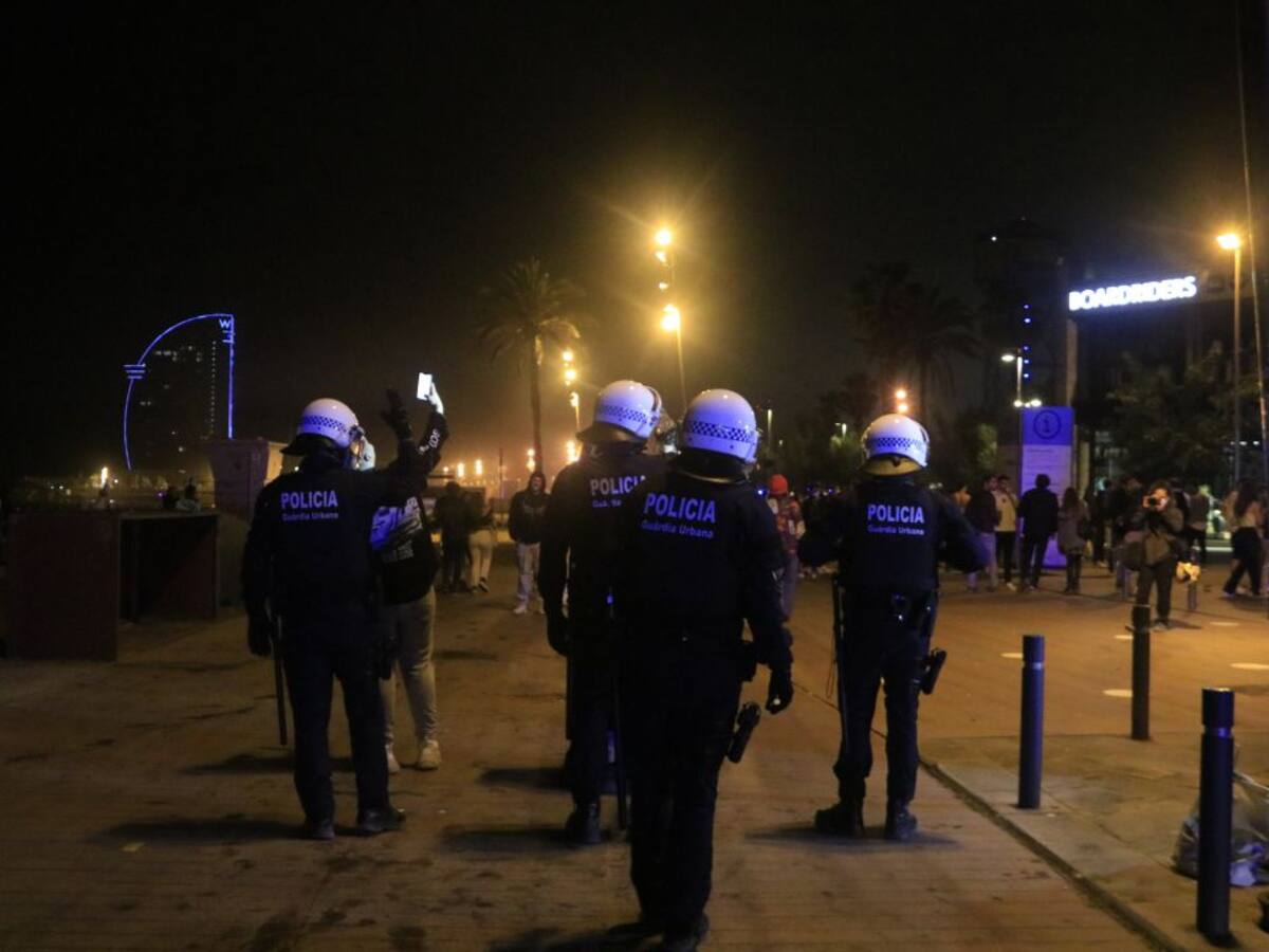 Un despliegue policial con antidisturbios desaloja los botellones en Barcelona