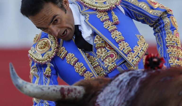 HOR165 ARLES (FRANCIA), 06/04/2015.- El torero español Manuel Jesús &quot;El Cid&quot; durante una faena con motivo de la feria de Pascua de Arles, Francia, hoy, lunes 6 de abril de 2015, que marca el inicio de la temporada francesa. EFE/Guillaume Horcajuelo