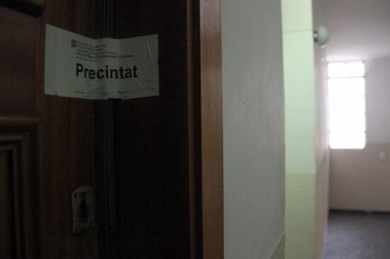 Precinte a la porta del pis on aquest divendres al vespre fou apunyalat un home. A sota, el pany.