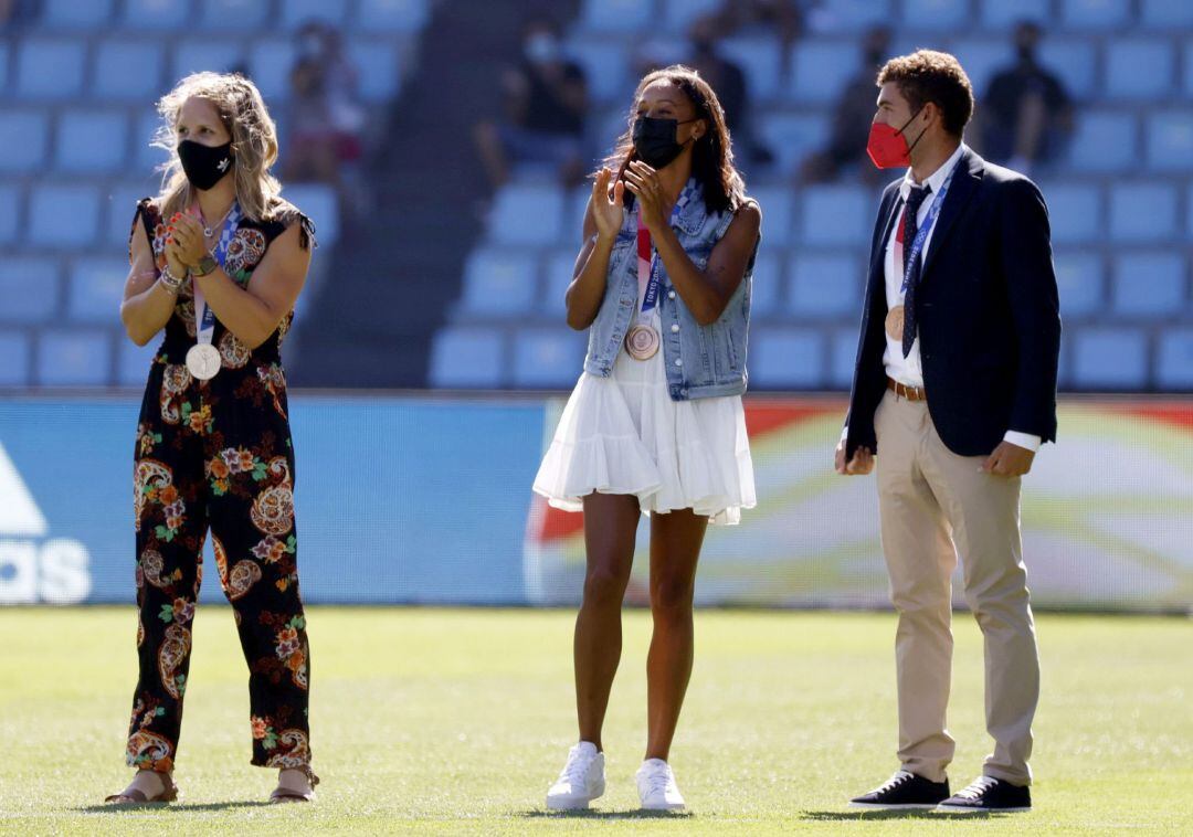 Ana Peleteiro (c), Teresa Portela y Nico Rodríguez reciben un homenaje tras sus medallas conseguidas en los Juegos Olímpicos Tokio 2020 