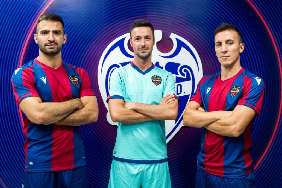 Pedro Toro, Márquez y Maxi Rescia posan como capitanes con la nueva camiseta del Levante UD FS