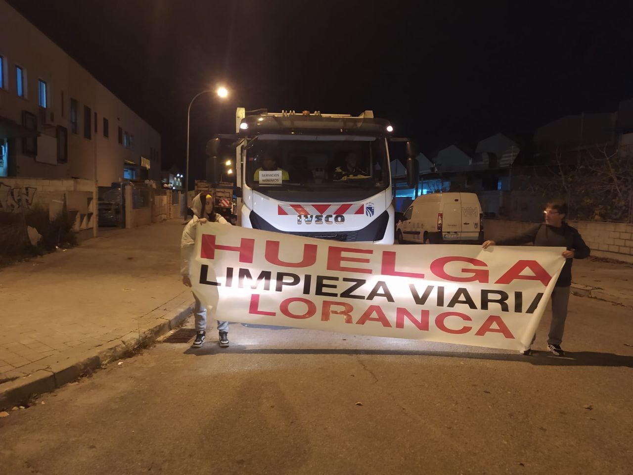 Trabajadores en huelga en el servicio de limpieza de Loranca, en Fuenlabrada.