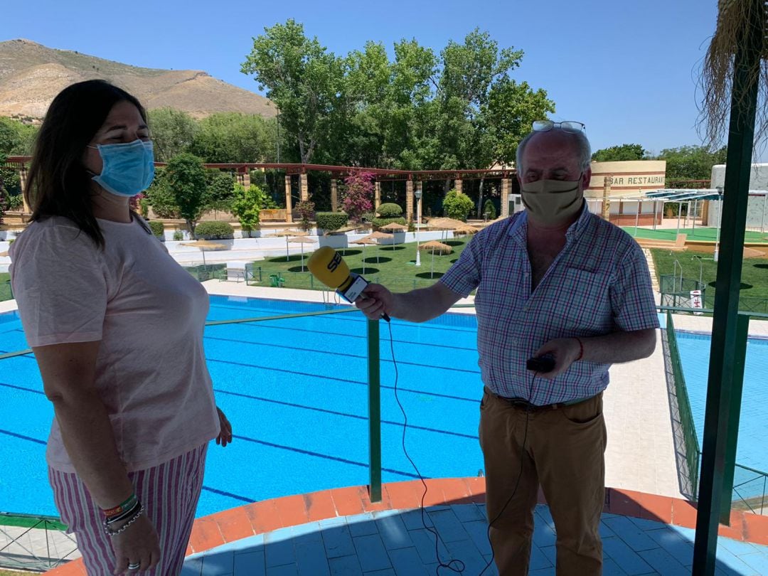 Momento de la entrevista a la alcaldesa de Jódar, Mª Teresa García, en las instalaciones de la PIscina Municipal