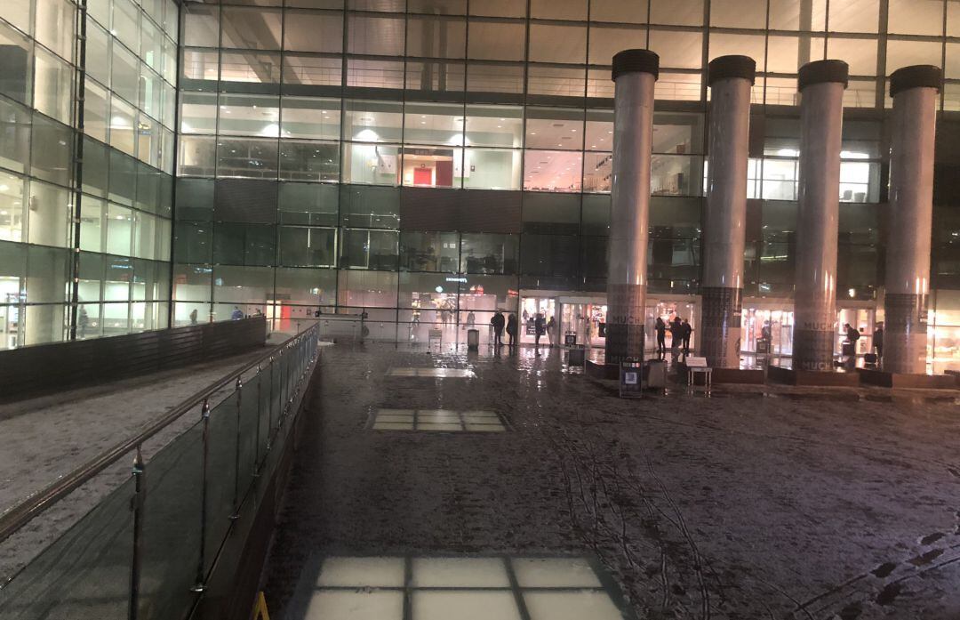 L&#039;entorn de l&#039;aeroport emblanquinat per la calamarsada