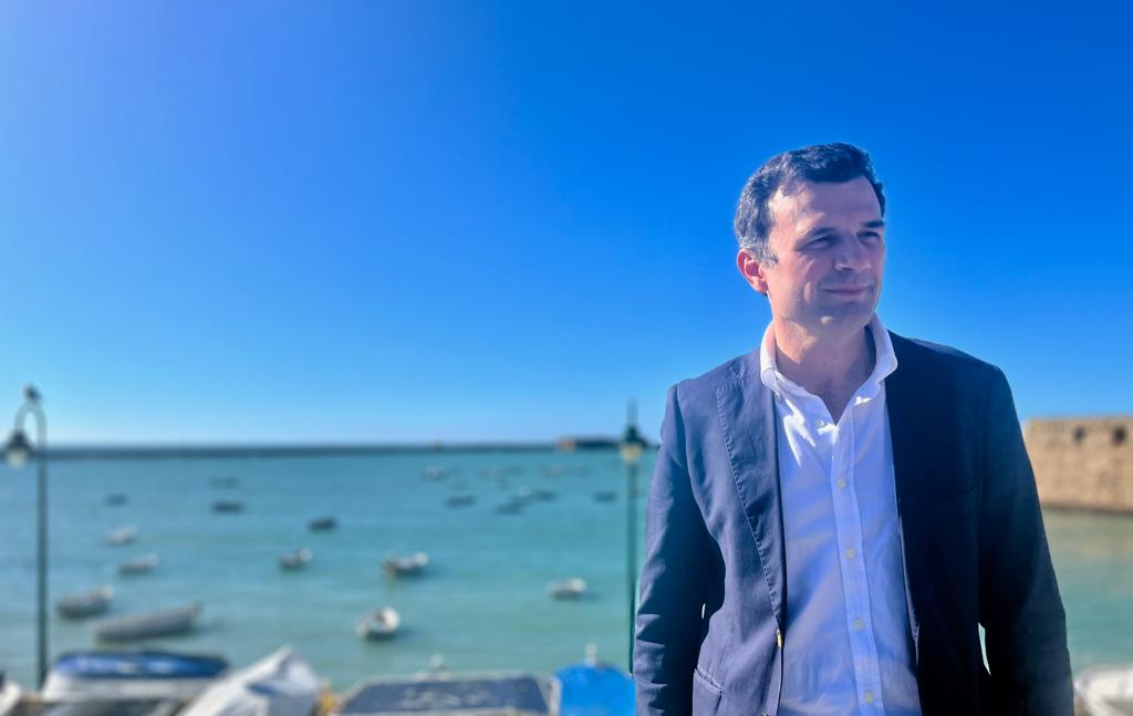 El candidato a la alcaldía de Cádiz, Bruno García, tras su comparecencia con la playa de La Caleta como fondo