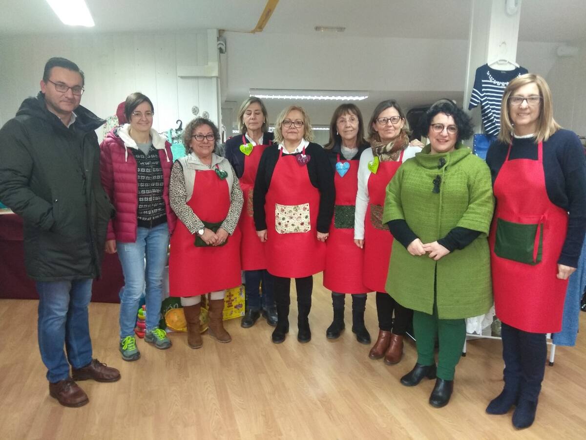 La junta local de la AECC abre las puertas del mercadillo solidario