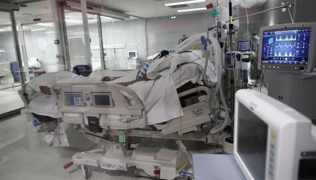 Un enfermo en una cama de la UCI del Hospital de Emergencias Isabel Zendal.