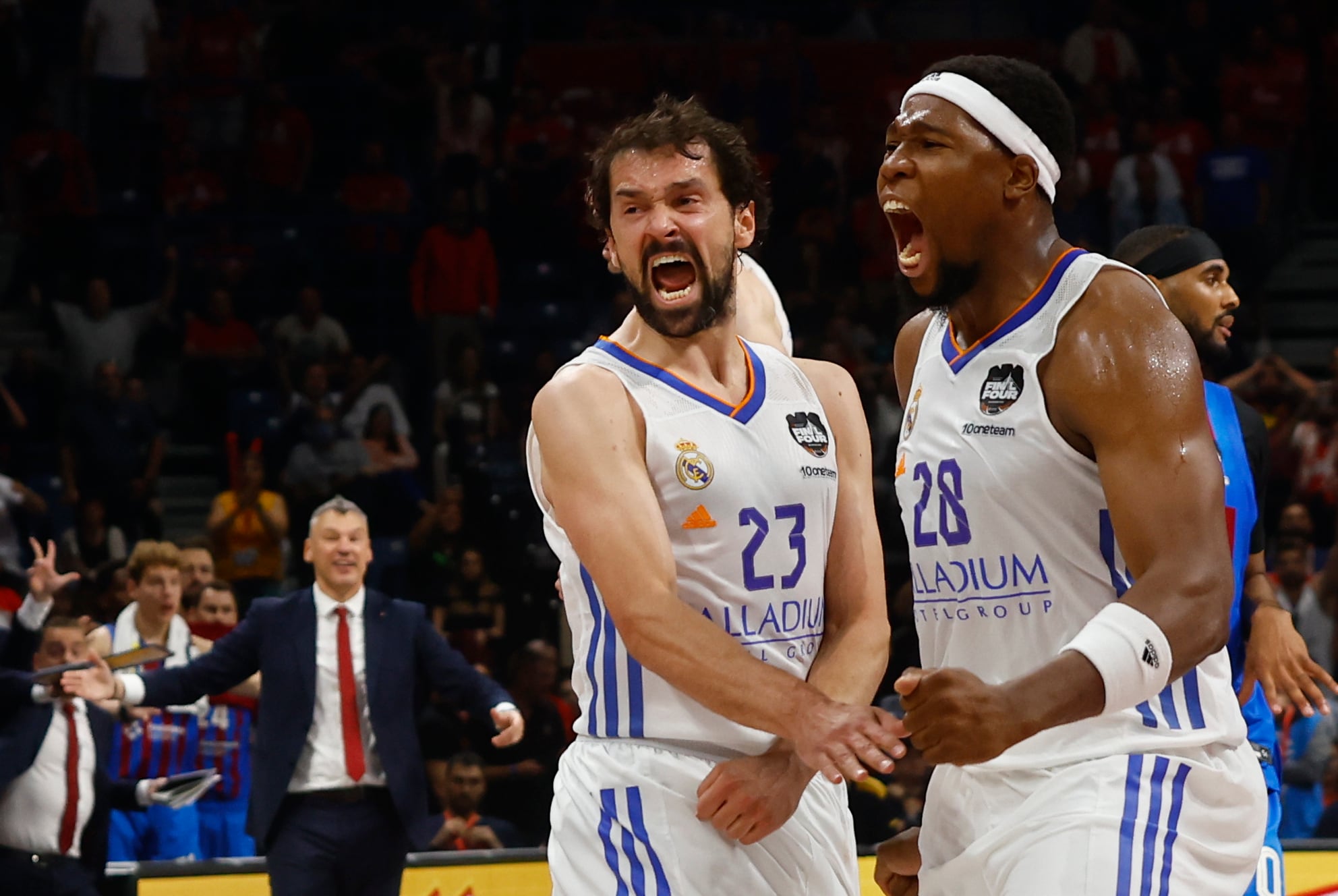 Los jugadores del Real Madrid Sergio Llull y Guerschon Yabusele celebran la victoria ante el Barcelona que les manda a la final de la Euroliga