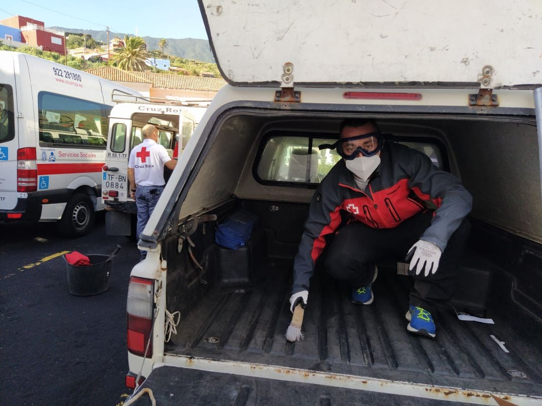 Víctor Sánchez, un técnico de socorros alicantino voluntario en Cruz Roja, recibirá 2022 ayudando a los afectados del volcán de La Palma.