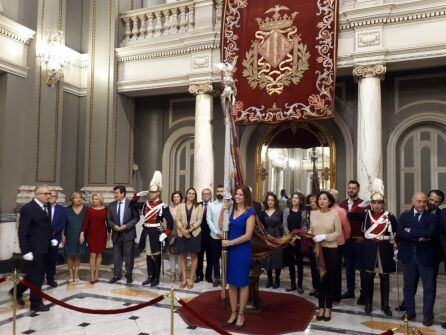 Sandra Gómez, portadora de la Senyera