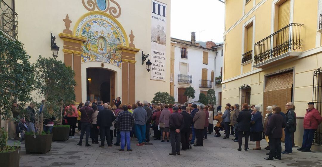 Concentración en Villalonga para reivindicar la propiedad municipal de la capilla 