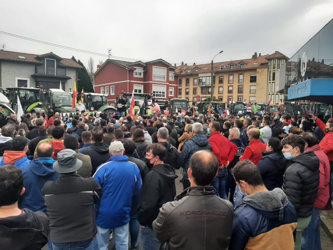 Manifestación de ganaderos frente a la fábrica de Nestlé en La Penilla.