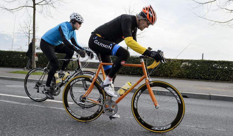 Fotografía del secretario de Estado estadounidense, John Kerry, circulando en bicicleta el pasado mes de marzo.