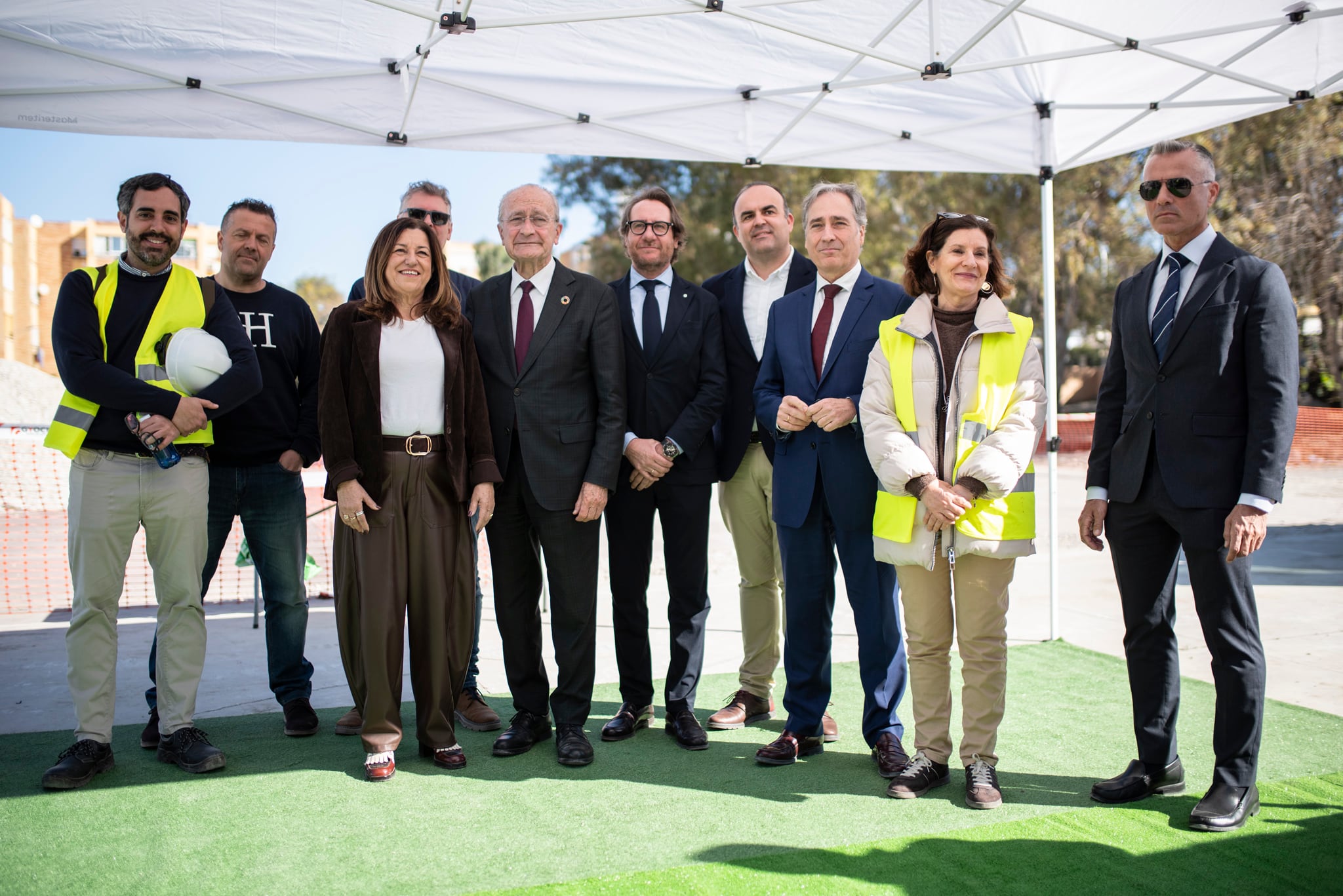 El alcalde de Málaga, Francisco de la Torre, junto a la consejera de Desarrollo Educativo y Formación Profesional, María del Carmen Castillo, y las concejalas delegadas de Educación y del distrito Cruz del Humilladero, María Paz Flores y Teresa Porras, respectivamente, ha participado esta mañana en el acto de la colocación de la primera piedra del nuevo colegio Intelhorce, que la Junta de Andalucía va a construir tras la demolición del edificio actual y su sustitución por uno de nueva construcción.  El centro cuenta con cofinanciación europea a través del Programa de Andalucía FEDER 2021-2027