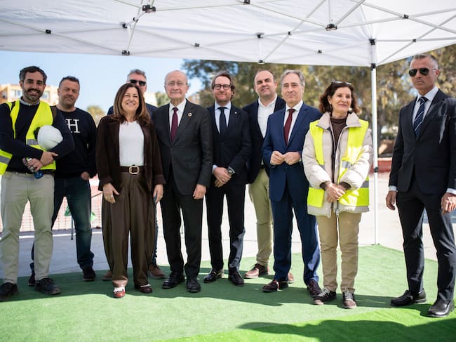 El alcalde de Málaga, Francisco de la Torre, junto a la consejera de Desarrollo Educativo y Formación Profesional, María del Carmen Castillo, y las concejalas delegadas de Educación y del distrito Cruz del Humilladero, María Paz Flores y Teresa Porras, respectivamente, ha participado esta mañana en el acto de la colocación de la primera piedra del nuevo colegio Intelhorce, que la Junta de Andalucía va a construir tras la demolición del edificio actual y su sustitución por uno de nueva construcción. El centro cuenta con cofinanciación europea a través del Programa de Andalucía FEDER 2021-2027