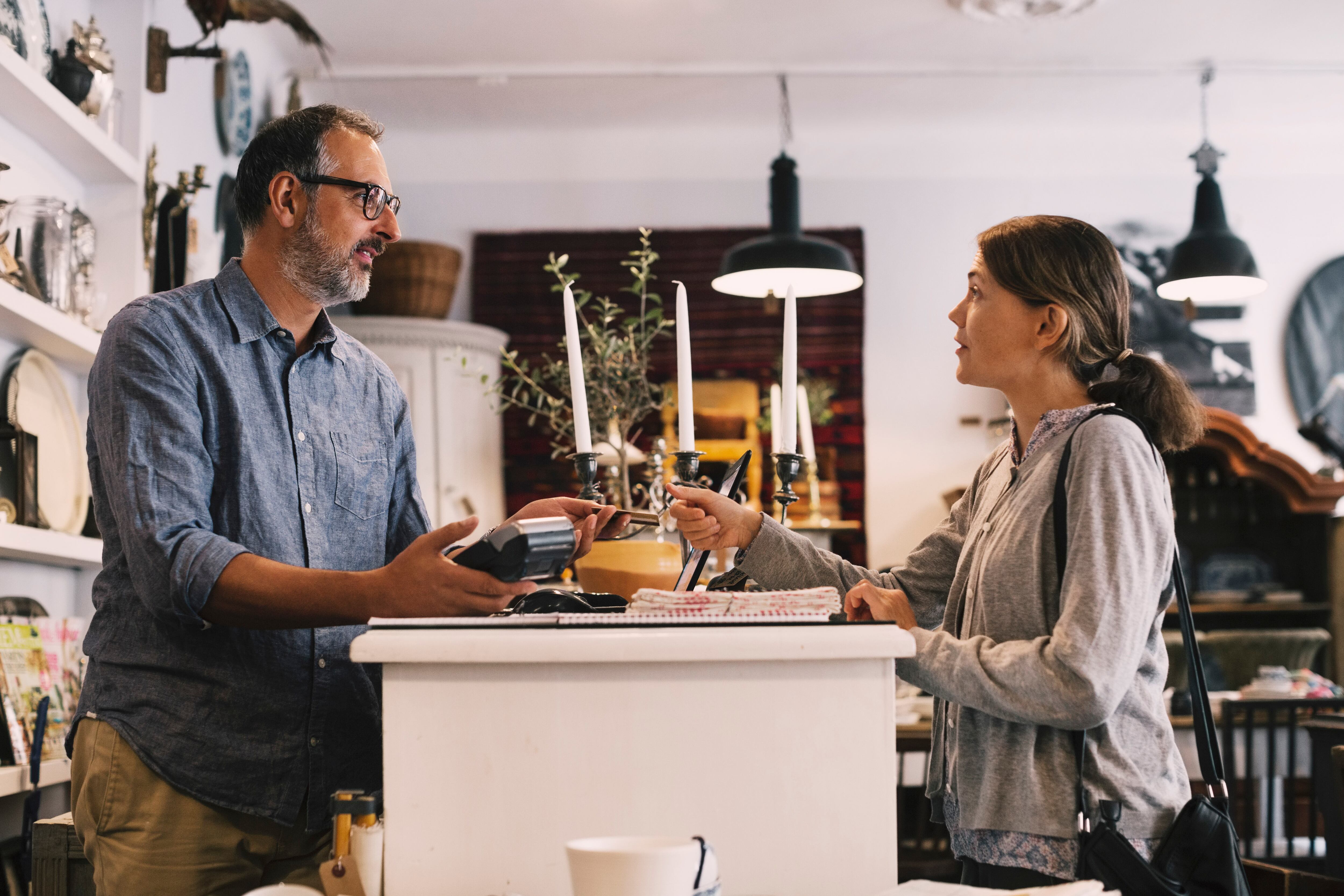 Una cliente paga en un comercio mediante tarjeta de crédito (Foto: Getty Images)
