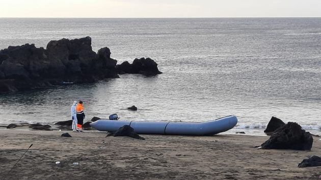 La neumática en la arena de Playa Chica.