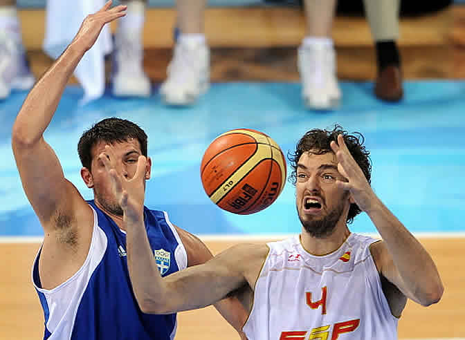 Pau Gasol pelea un balón con el jugador griego Antonios Fotsis en el partido de debut de la selección española en los Juegos Olímpicos de España de Pekín 2008.