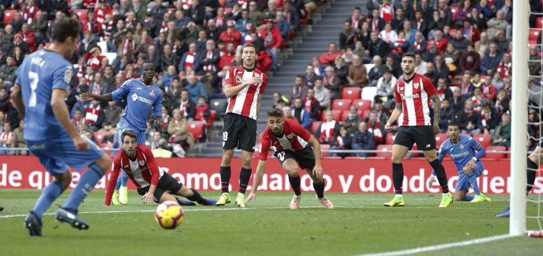 Los jugadores del Athletic de Bilbao Beñat, De Marcos, Nolaskoain y Nuñez observan como el delantero del Getafe Jaime Mata (i), remata para marcar gol, durante el partido correspondiente a la decimotercera jornada de LaLiga Santander, disputado en el esta