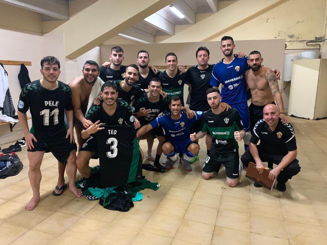 Los jugadores del Irefrank Elche CF Sala celebran su victoria en Alzira