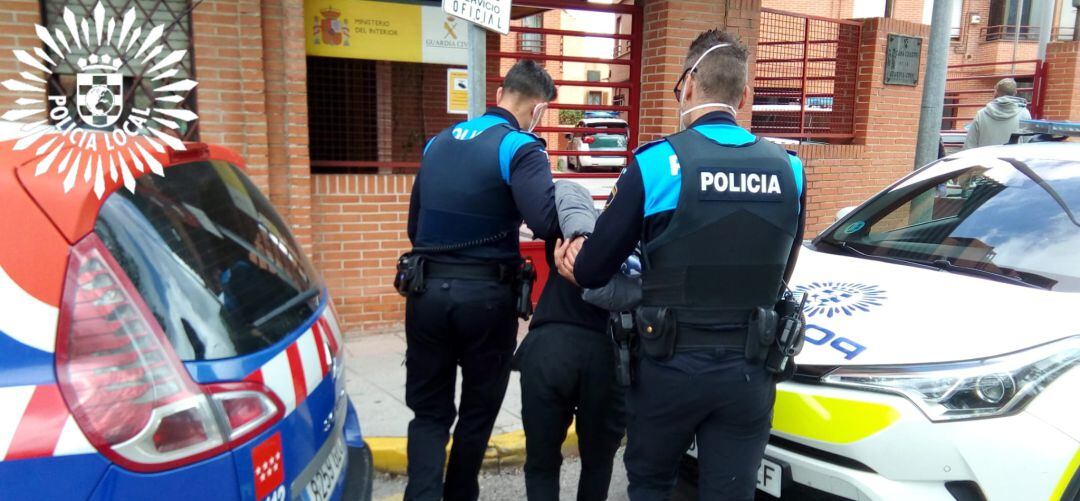 Ya la semana pasada la Policía local de Pinto detuvo a un hombre por desobediencia grave e incumplimiento de las restricciones de movilidad