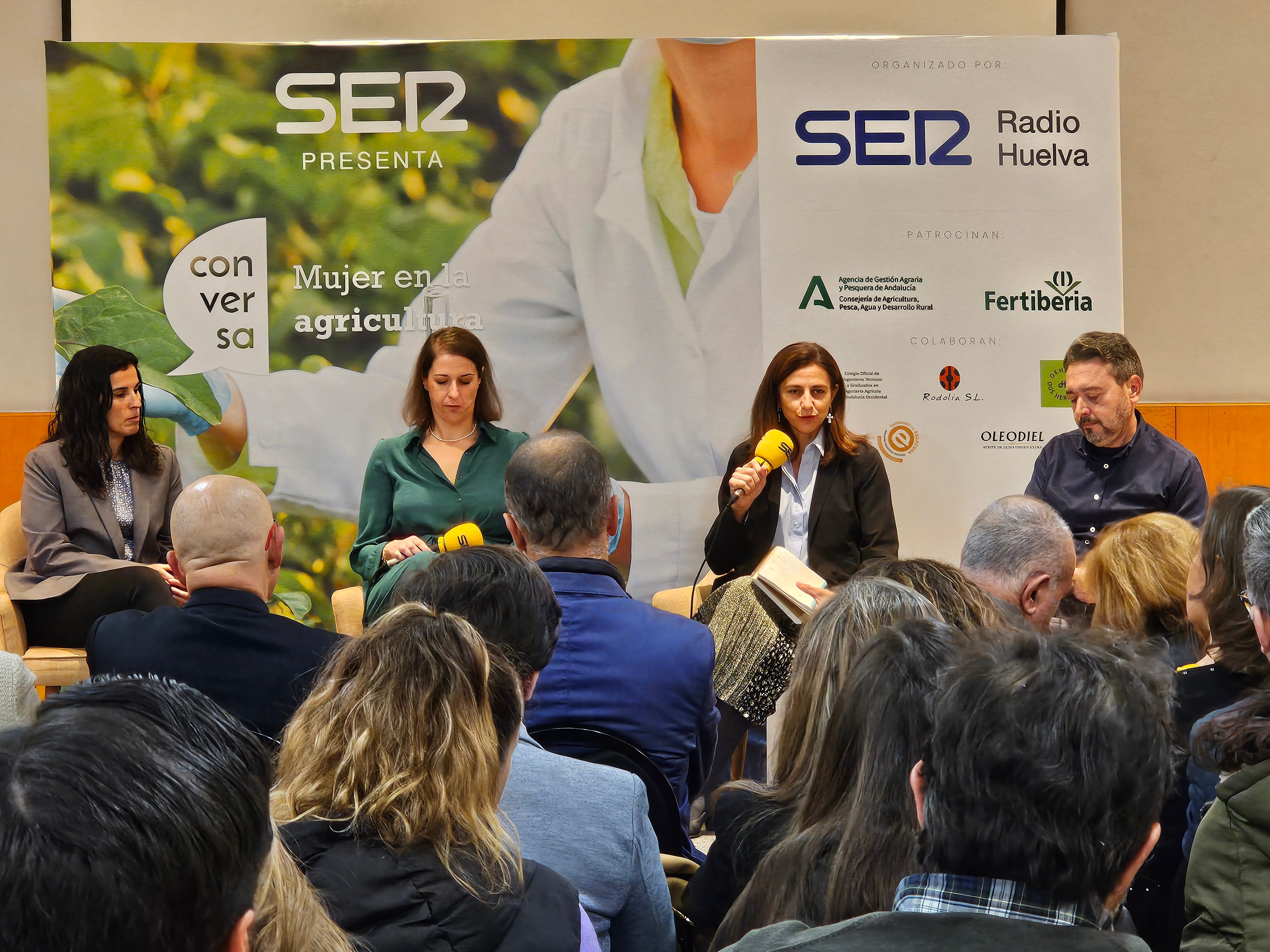 Cinta Cazador, Project Manager I+D Fertiberia, Rosario Marín, del Colegio Oficial de Ingenieros Técnicos Agrícolas en Andalucía Occidental y Natalia Aguilera, Gerente de las Cooperativas Agroalimentarias de Huelva, con Tete Ramos.