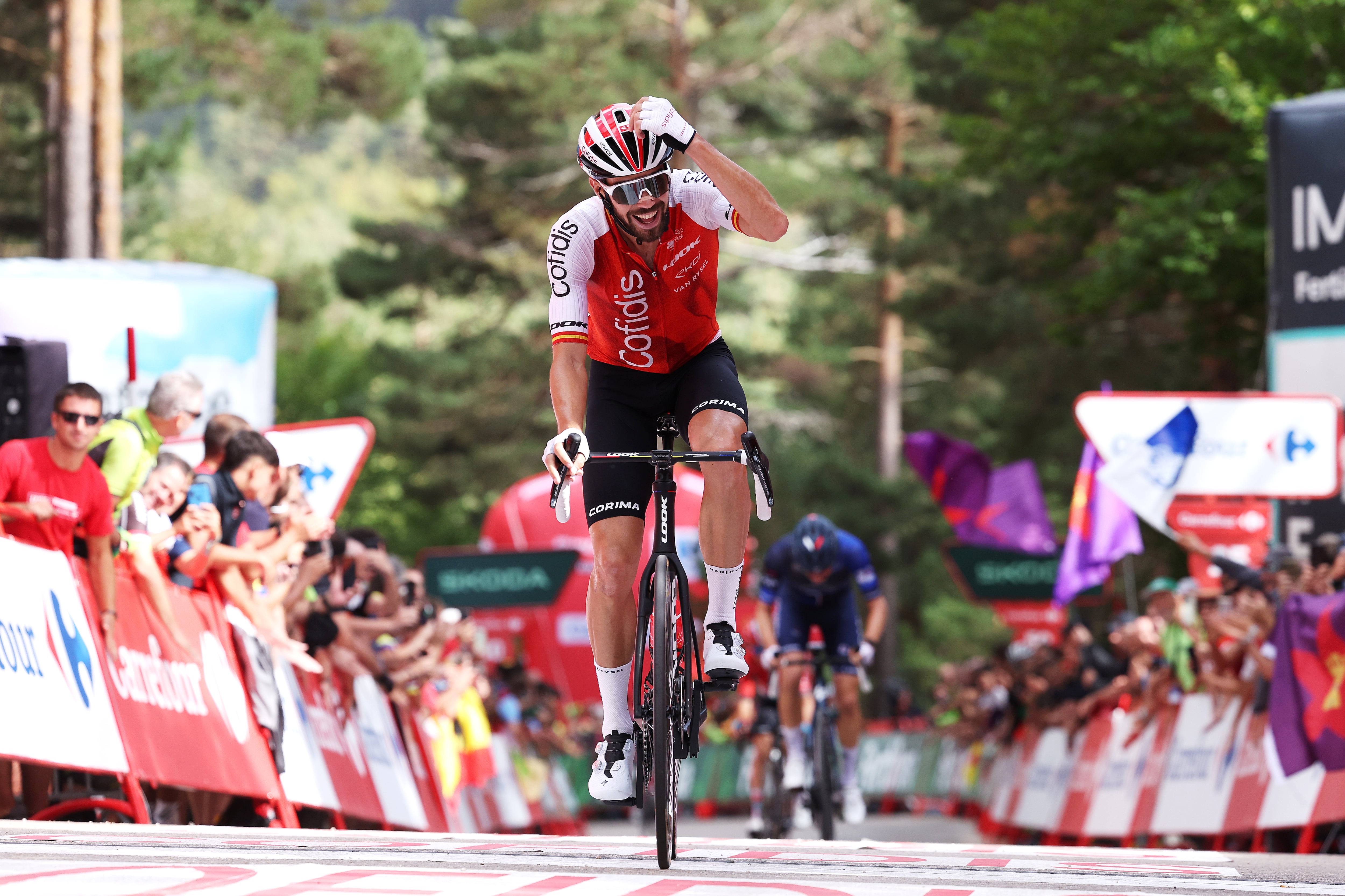 Jesús Herrada celebra la victoria en la undécima etapa de la Vuelta Ciclista a España que se disputó entre Lerma y La Laguna Negra