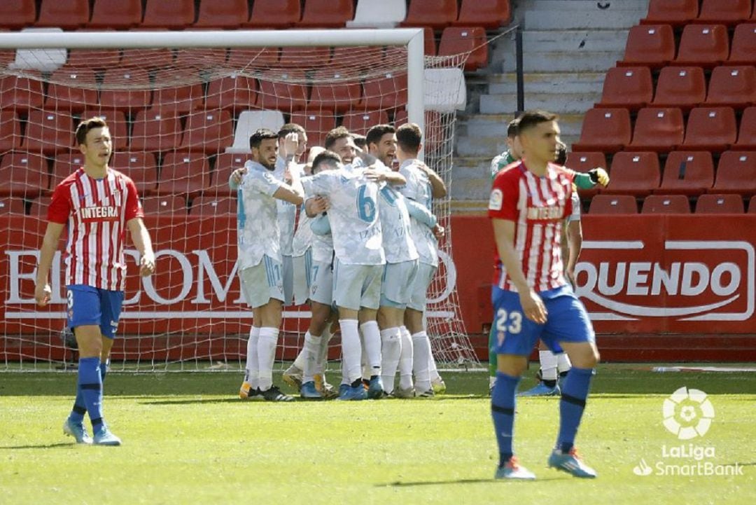 Los jugadores del Mirandés celebran la victoria ante la decepción de los sportinguistas.