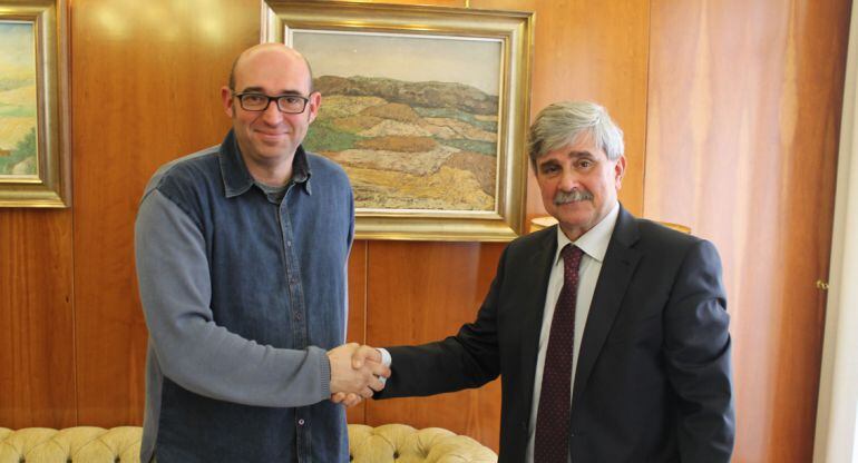 Juanjo Pérez, de Cocinandos, y el rector de la ULE, Juan Francisco Garcia Marín, firman un protocolo de colaboración entre ambas instituciones