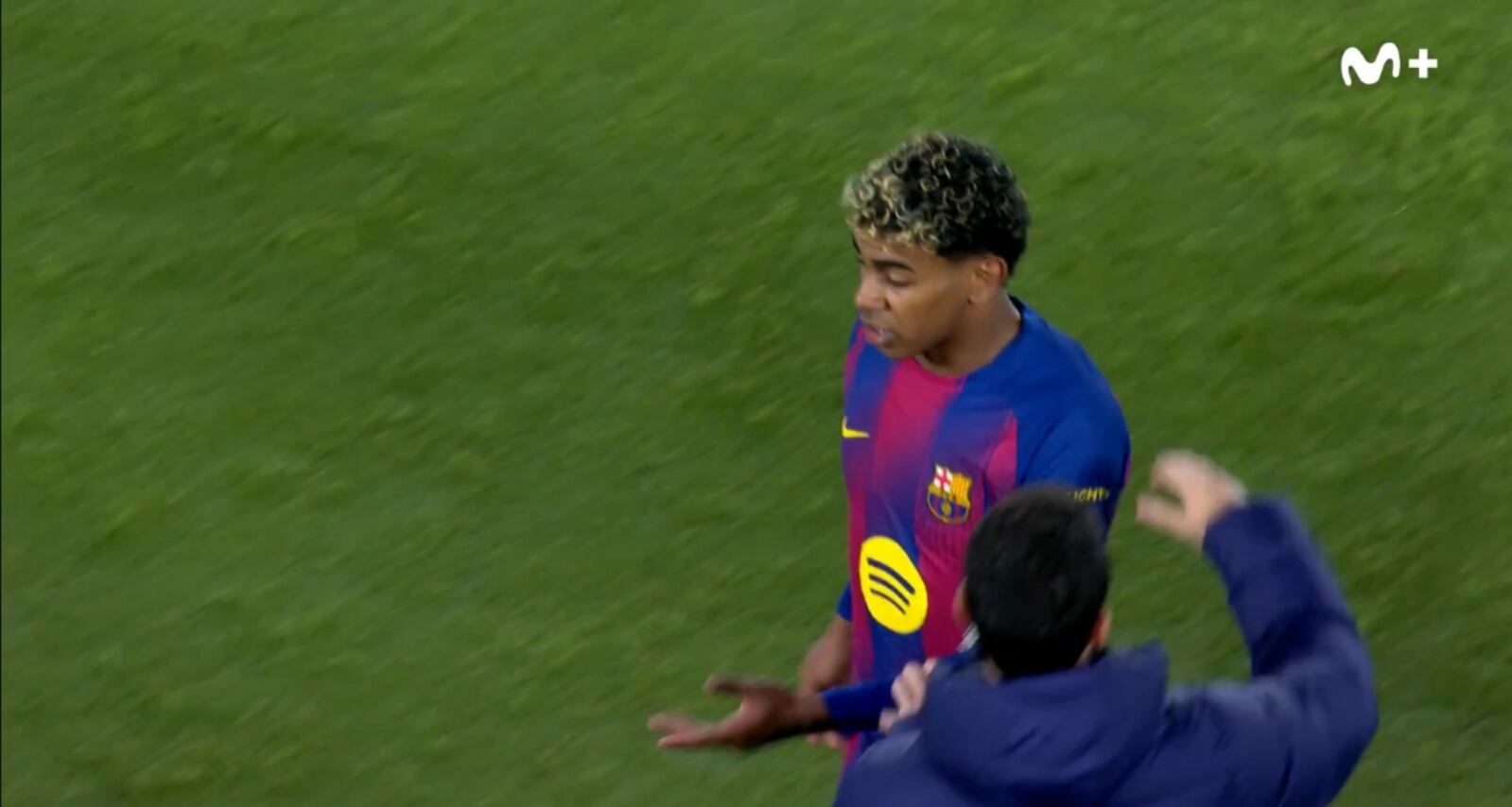 Lamine Yamal durante la sustitución. @MovistarFutbol