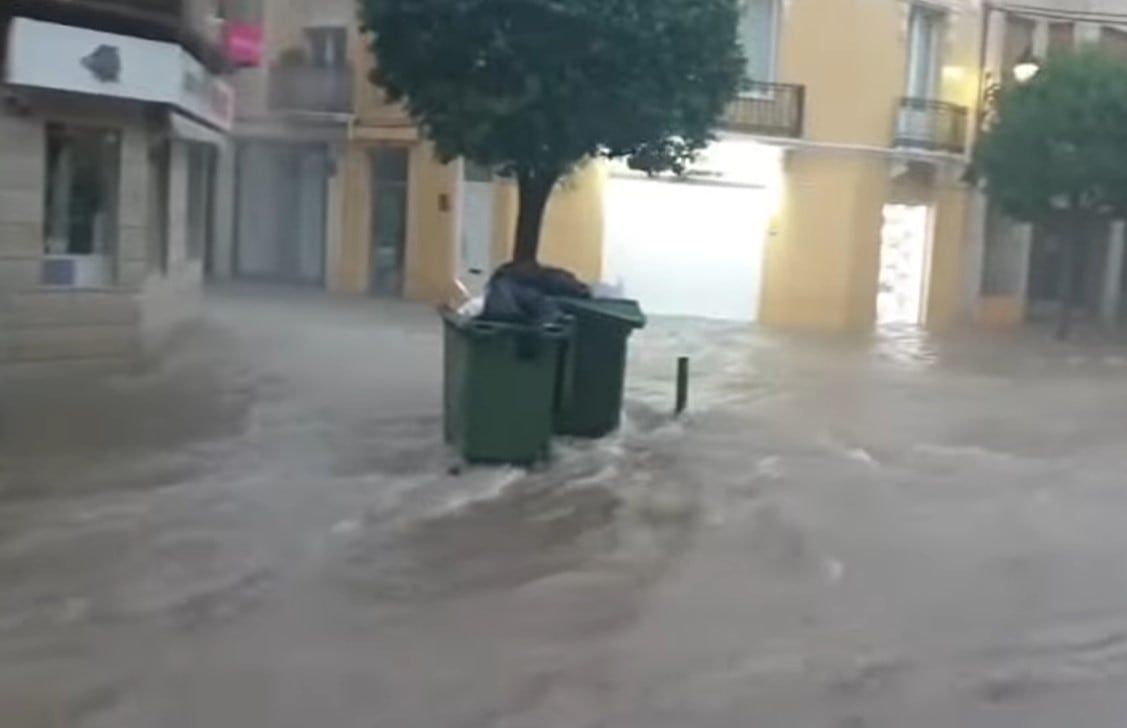 Imagen de una de las calles de Almansa tras la tromba de este sábado