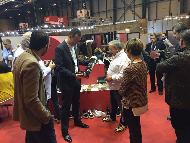 El alcalde, Carlos González, ha estado en la feria MOMAD Shoes