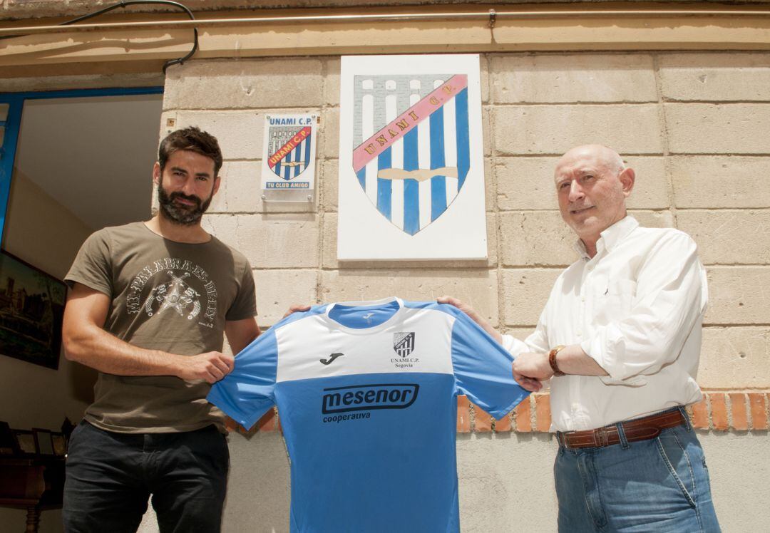 El nuevo técnico del Unami, Ignacio del Valle, posa con la camiseta del club junto con el presidente, Francisco Andray