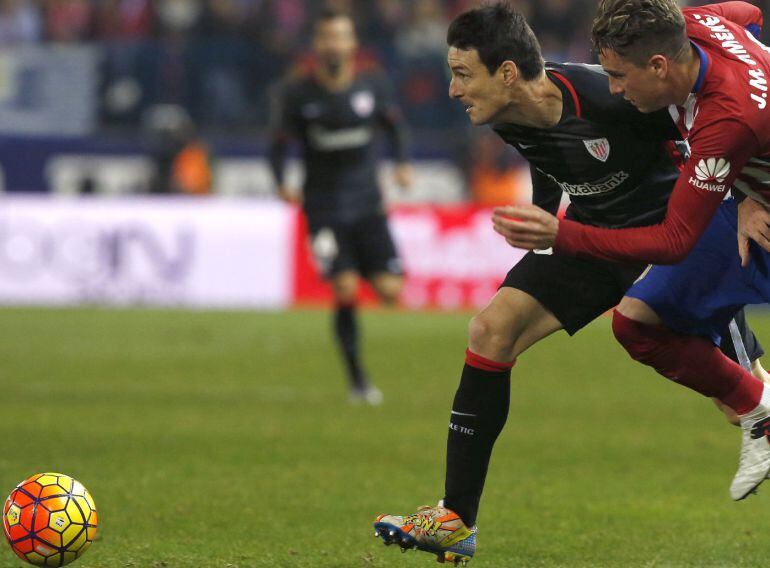 .-El jugador uruguayo del At. de Madrid José María Giménez,d, y Aduriz,iz., del Athletic Club de Bilbao, durante el partido de la decimoquinta jornada de la Liga de primera división que se juega hoy en el estadio Vicente Calderón de Madrid. EFE Kiko Huesca