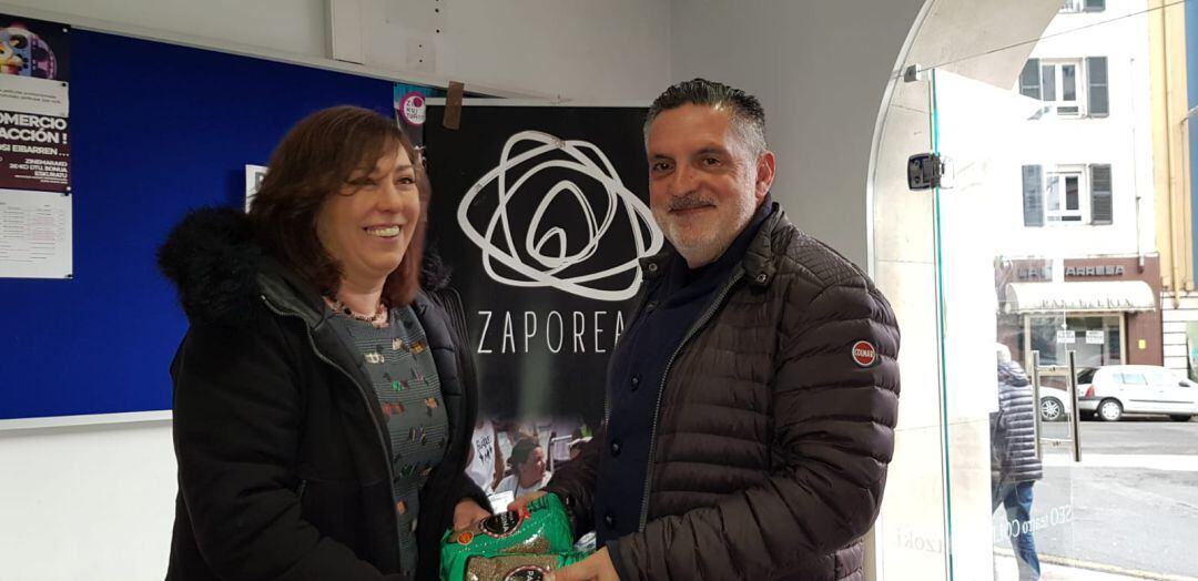 Mireia Alonso y Juanma Cano en la recogida de lentejas pardinas para Zaporeak en la puerta del Teatro Coliseo