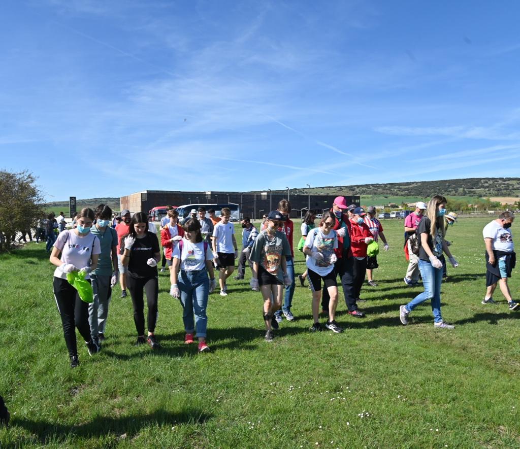 Los chicos y chicas han recogido residuos en el CAREX y los Humedales de Atapuerca