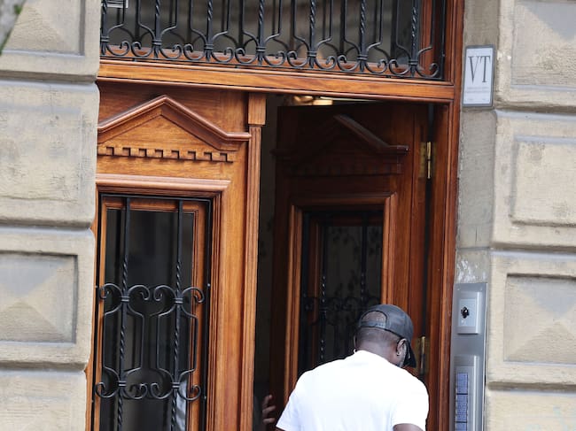 BILBAO, 30/07/2025.- Una persona entra en un edificio donde anuncia pisos turísticos VT, este miércoles en Bilbao. La plataforma de alojamientos AirBnB ha confirmado que ha retirado 703 anuncios que no tenían número de registro, tras el requerimiento que hizo en junio el Departamento de Turismo, Comercio y Consumo del Gobierno Vasco. El Ejecutivo autonómico ha recordado que las viviendas turísticas deben contar con número de registro según la normativa de turismo. Al incumplir ese requisito legal AirBnB ha retirado los anuncios y ha informado a quienes los comercializan de sus obligaciones.EFE/Luis Tejido