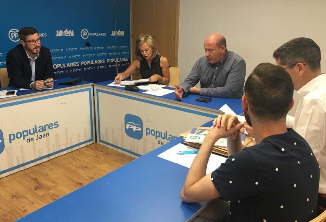 Reunión entre miembros del Partido Popular y representantes de Jaén Merece Más en la sede del PP.